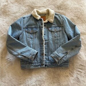 Levi's women’s Light Blue Jean trucker Sherpa lined Jacket S